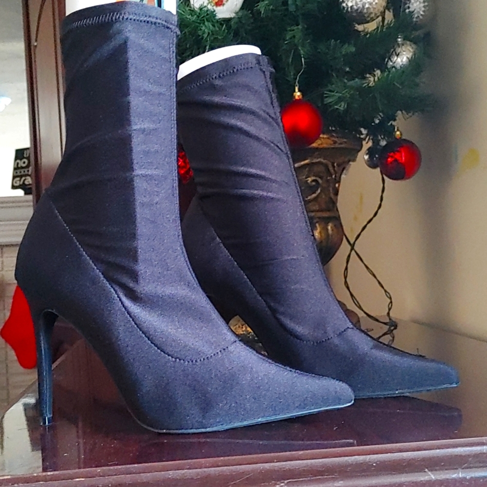 Forever 21 size 9 Black silky Ankle Boots